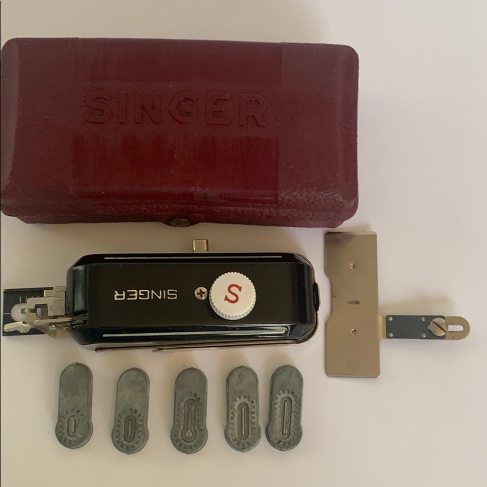 Singer Buttonholer - image 3